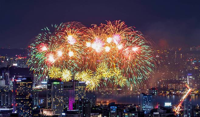 지난 2023년 10월 7일 서울 여의도 한강공원 일대에서 열린 ‘서울세계불꽃축제’에서 화려한 불꽃들이 밤하늘을 수놓고 있다. [이충우 기자]
