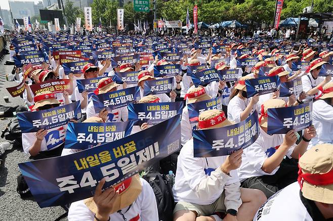 전국금융산업노동조합(금융노조) 조합원들이 26일 서울 종로구 세종대로에서 열린 9·26 총파업 결단식에서 실질임금 인상과 주 4.5일제 근무를 촉구하고 있다. 2025.9.26 [연합뉴스]