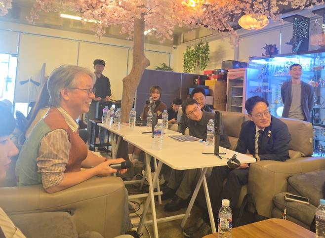 26일 서울 중구 '연필로 명상하기' 스튜디오에서 '미래를 위한 지금, 한국 애니메이션을 고민하다'를 주제로 열린 간담회에서 박주민 더불어민주당 의원(오른쪽 첫번째)와 안재훈 감독(왼쪽 첫번째)이 패널의 발표를 청취하고 있다./사진=김상희 기자