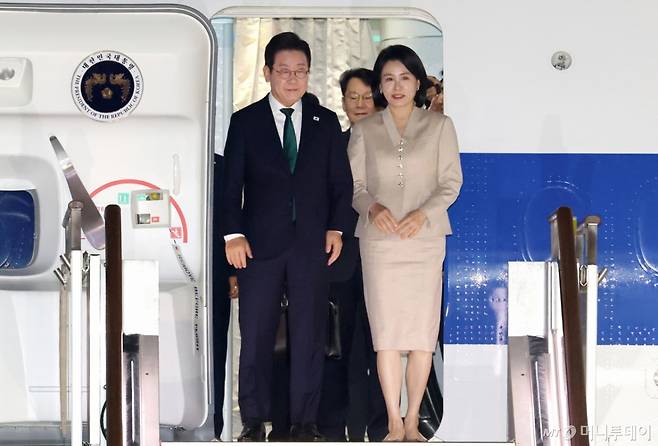 (성남=뉴스1) 이광호 기자 = 이재명 대통령과 김혜경 여사가 26일 미국 뉴욕 유엔총회 일정을 마치고 경기도 성남 서울공항을 통해 귀국하고 있다. 2025.9.26/뉴스1  Copyright (C) 뉴스1. All rights reserved. 무단 전재 및 재배포,  AI학습 이용 금지. /사진=(성남=뉴스1) 이광호 기자