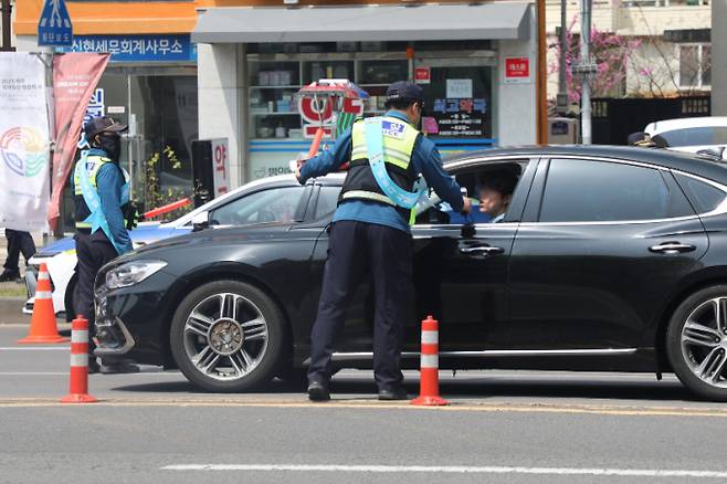 금융감독원이 음주운전후 허위진술하면 보험사기로 처벌받을 수 있다고 24일 소비자들에게 주의를 당부했다. 지난 4월 10일 오후 제주 서귀포시 1호광장 인근 도로에서 음주운전 단속이 진행되고 있다.  /사진=(제주=뉴스1) 홍수영 기자