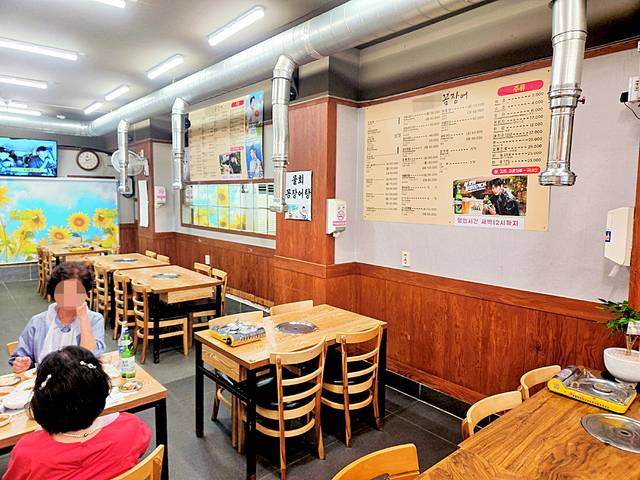 지난 25일 오후 부산 중구 남포동 자갈치시장의 한 횟집 테이블 곳곳이 비어 있다.