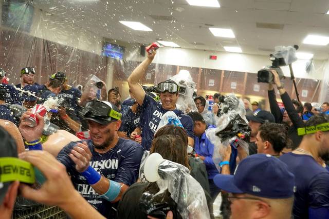 LA 다저스 선수들이 26일 오전(한국시간) 미국 애리조나주 피닉스 체이스필드에서 열린 애리조나 다이아몬드백스와의 원정 경기에서 8-0으로 승리, 내셔널리그 서부지구 우승을 확정 한 후 라커룸에서 샴페인 세리머니를 즐기고 있다. AP뉴시스
