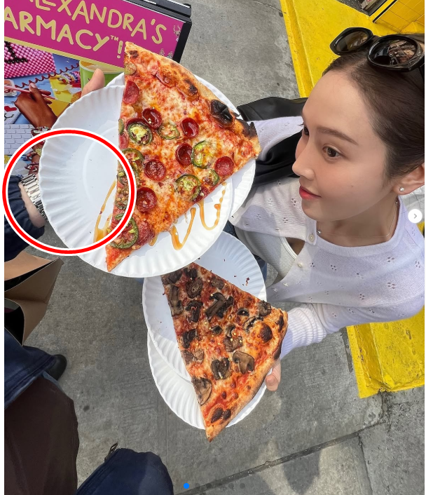 소녀시대 출신 제시카가 은색 시계(원내)를 찬 남자와 뉴욕 데이트를 즐겼다. /제시카 소셜미디어