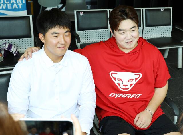 대구고 선후배 김민준과 이로운(왼쪽부터)./SSG 랜더스
