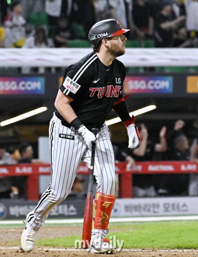 17일 오후 인천광역시 문학동 인천SSG랜더스필드에서 진행된 '2025 프로야구 KBO리그' SSG랜더스와 LG트윈스의 경기. LG 오스틴이 8회초 1사에서 솔로홈런을 터뜨리고 있다./마이데일리