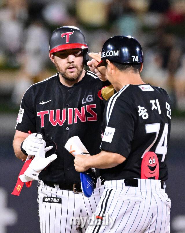 2025년 9월 4일 오후 경기도 수원KT위즈파크에서 열린 '2025 신한 SOL뱅크 KBO 리그' LG 트윈스와 KT 위즈의 경기. LG 오스틴이 7회초 1사 1루서 2루타를 친 뒤 기뻐하고 있다./마이데일리