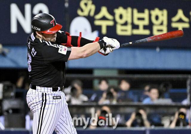 10일 오후 서울 잠실야구장에서 진행된 '2025 프로야구 KBO리그' 두산베어스와 LG트윈스의 경기. LG 오스틴이 5회초 1사 1,2루서 1타점 적시타를 터뜨리고 있다./마이데일리