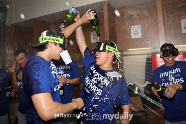 내셔널리그 서부지구 우승을 확정짓고 샴페인 파티를 하는 LA 다저스 선수들./게티이미지코리아