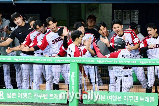 7일 오후 서울 잠실야구장에서 진행된 '2025 신한 SOL뱅크 KBO 리그' SSG-LG의 경기. LG 오스틴이 4회말 무사 3루에서 문보경의 적시타에 추가점을 올린 뒤 환호하고 있다./마이데일리