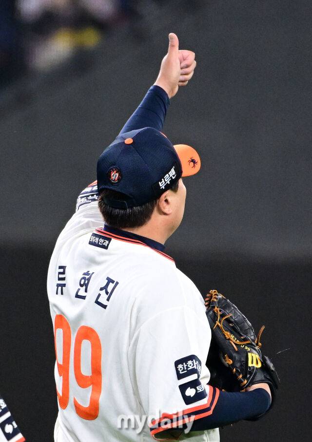 2025년 9월 26일 오후 대전 한화생명 볼파크에서 열린 '2025 신한 SOL뱅크 KBO 리그' LG 트윈스와 한화 이글스의 경기. 한화 선발투수 류현진이 3회초 1사 후 LG 박해민의 안타성 타구를 잡은 좌익수 문현빈에게 엄지 척을 하고 있다./대전 = 유진형 기자