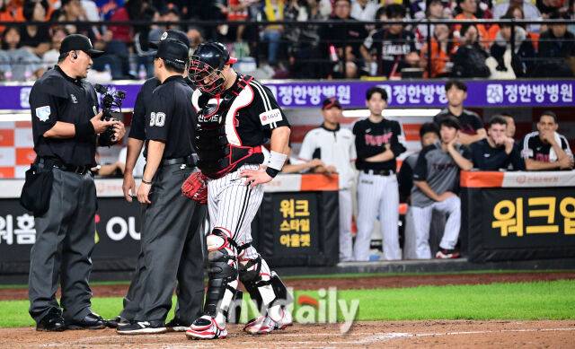 2025년 9월 26일 오후 대전 한화생명 볼파크에서 열린 '2025 신한 SOL뱅크 KBO 리그' LG 트윈스와 한화 이글스의 경기. LG 박동원 포수가 7회말 1사 2.3루서 한화 하주석의 번트 때 3루 주자 노시환을 빈 글러브로 태그하며 실점한 뒤 허탈해하고 있다./대전 = 유진형 기자