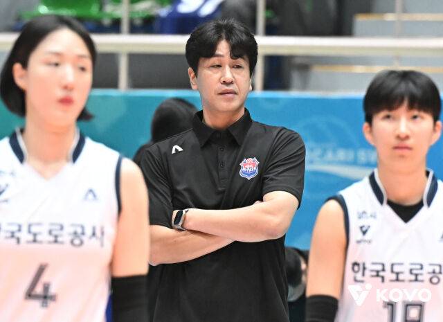 선수들을 지켜보는 김종민 감독./KOVO