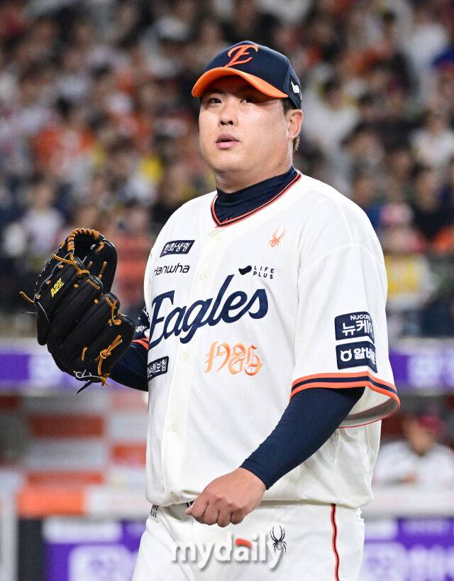 2025년 9월 26일 오후 대전 한화생명 볼파크에서 열린 '2025 신한 SOL뱅크 KBO 리그' LG 트윈스와 한화 이글스의 경기. 한화 선발투수 류현진이 5회초 투구를 마친 뒤 더그아웃으로 들어가고 있다./대전 = 유진형 기자