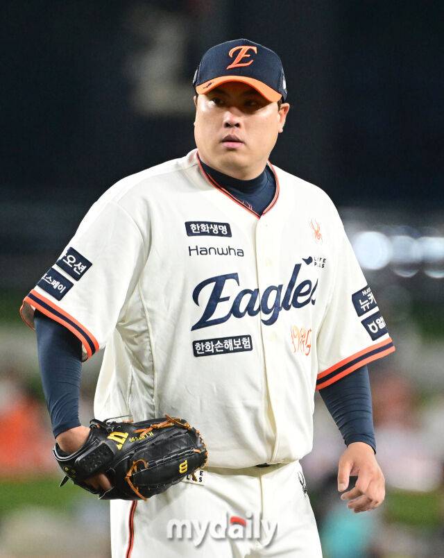 2025년 9월 26일 오후 대전 한화생명 볼파크에서 열린 '2025 신한 SOL뱅크 KBO 리그' LG 트윈스와 한화 이글스의 경기. 한화 선발투수 류현진이 투구를 준비하고 있다./대전 = 유진형 기자