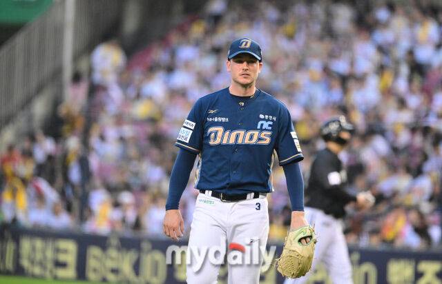 2025년 6월 17일 오후 서울 잠실구장에서 진행된 '2025 신한 SOL뱅크 KBO 리그' NC 다이노스와 LG 트윈스의 경기.NC 선발투수 라일리가 4회말 투구를 마친 뒤 더그아웃으로 들어가고 있다./마이데일리