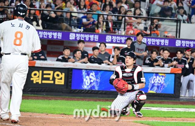 2025년 9월 26일 오후 대전 한화생명 볼파크에서 열린 '2025 신한 SOL뱅크 KBO 리그' LG 트윈스와 한화 이글스의 경기. LG 박동원 포수가 7회말 1사 2.3루서 한화 하주석의 번트 때 3루 주자 노시환에게 빈 글러브로 태그한 뒤 허탈해하고 있다./대전 = 유진형 기자