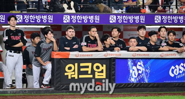 2025년 9월 26일 오후 대전 한화생명 볼파크에서 열린 '2025 신한 SOL뱅크 KBO 리그' LG 트윈스와 한화 이글스의 경기. LG 더그아웃 선수들이 허탈하게 지켜보고 있다./대전 = 유진형 기자