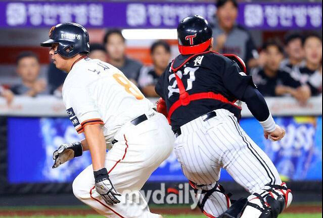 2025년 9월 26일 오후 대전 한화생명 볼파크에서 열린 '2025 신한 SOL뱅크 KBO 리그' LG 트윈스와 한화 이글스의 경기. 한화 3루 주자 노시환이 7회말 1사 2.3루서 하주석의 번트 때 홈으로 들어다 태그되었지만 LG 박동원 포수의 빈 글러브 태그로 득점에 성공하고 있다./대전 = 유진형 기자