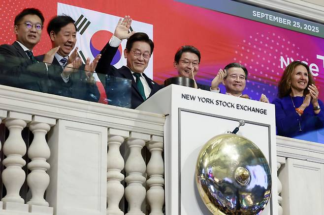 이재명 대통령이 25일(현지시간) 미국 뉴욕 증권거래소에서 개장을 알리는 버튼을 누른 뒤 손을 흔들고 있다. 왼쪽부터 김남준 대통령실 제1부속실장, 구윤철 경제부총리 겸 기획재정부 장관, 이 대통령, 이억원 금융위원장, 김용범 정책실장, 린 마틴 뉴욕 증권거래소 회장. [연합]