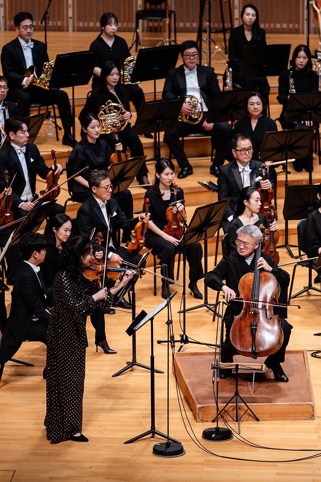 첼리스트 지안왕, 바이올리니스트 클라라 주미 강과 김선욱이 지휘하는 경기필하모닉의 ‘가을에는 브람스’ [경기아트센터 제공]