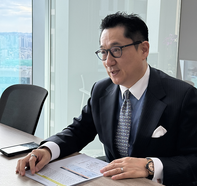 23일 서울 영등포구 여의도에서 유동원 유안타증권 글로벌자산배분 본부장이 인터뷰를 하고 있다. [유안타증권 제공]