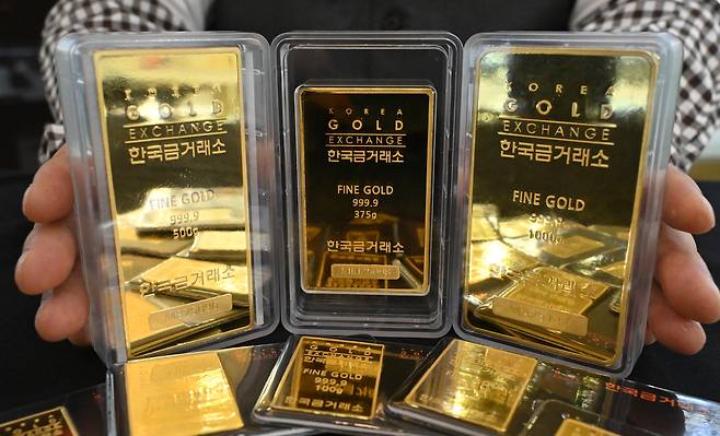 미국 도널드 트럼프 대통령의 상호관세 부과를 앞두고 안전자산 선호 현상이 높아지는 가운데 31일(현지시간) 미국 뉴욕시장에서 금 현물 가격 한 때 온스당 3160달러(약 466만 원)까지 오르며 또다시 최고치를 경신했다. 1일 오전 서울 종로구 한국금거래소에서 직원이 골드바 제품을 선보이고 있다. 임세준 기자