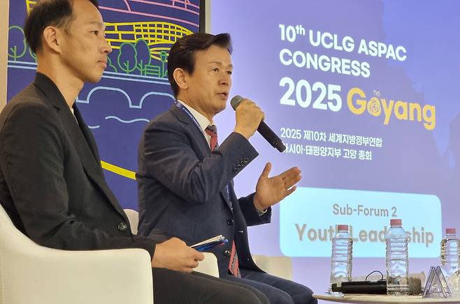조규일 진주시장이 아시아·태평양 지역 지방정부 대표들이 한자리에 모인 국제행사에서 초청연사로 나서 강연을 하고 있다. [진주시 제공]