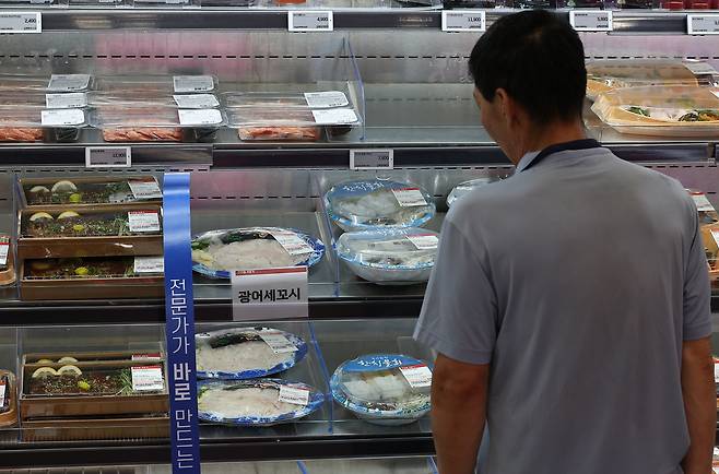 서울 한 대형마트에 광어 세꼬시 등이 진열돼 있다.[연합]