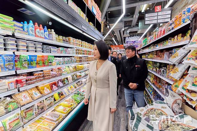 [뉴욕=뉴시스] 최동준 기자 = 김혜경 여사가 23일(현지 시간) 미국 뉴욕 코리아타운 한 마트를 방문해 상품을 살펴보고 있다. (공동취재) 2025.09.25. photocdj@newsis.com
