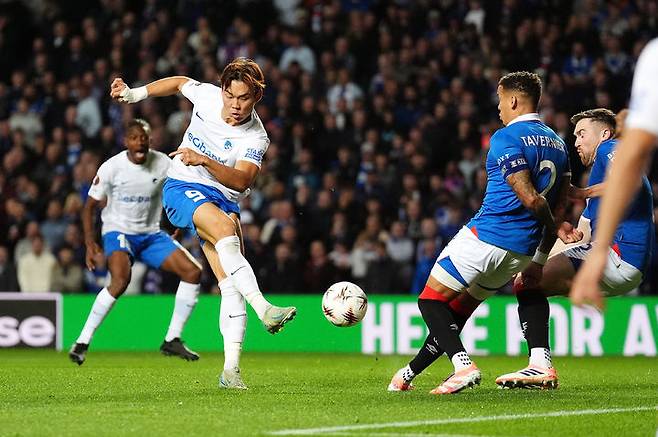 [글래스고=AP/뉴시스]헹크 오현규, 유로파리그서 PK 실축 후 결승골. 2025.09.25.