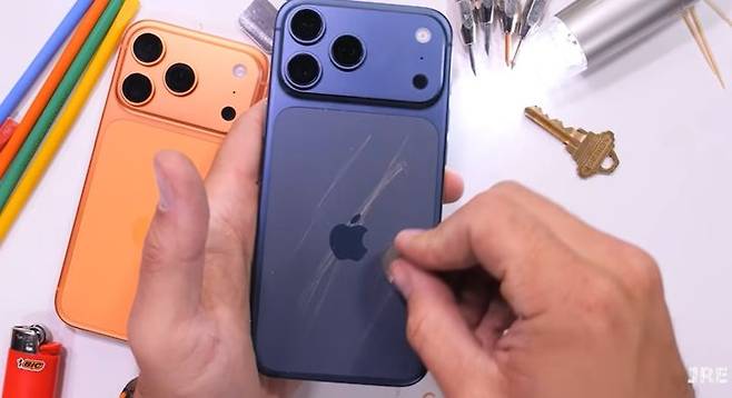 IT 유튜버 제리릭에브리씽이 아이폰17 프로형 모델을 대상으로 내구성 테스트를 진행하는 모습. (사진=제리릭에브리씽 유튜브 캡처) *재판매 및 DB 금지