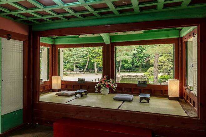 [서울=뉴시스] 김진아 기자 = 16일 서울 종로구 종묘 망묘루가 특별 개방되고 있다. 향대청 옆 망묘루 내부는 국가유산청 출범을 맞아 오는 17일부터 6월30일까지 특별 개방된다. 2024.05.16. bluesoda@newsis.com *재판매 및 DB 금지