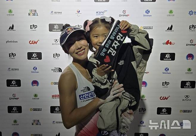 [서울=뉴시스] 하근수 기자= 2025 국제스포츠클라이밍연맹(IFSC) 서울 스포츠클라이밍 세계선수권대회에 출전한 김자인. 2025.09.26. hatriker22@newsis.com