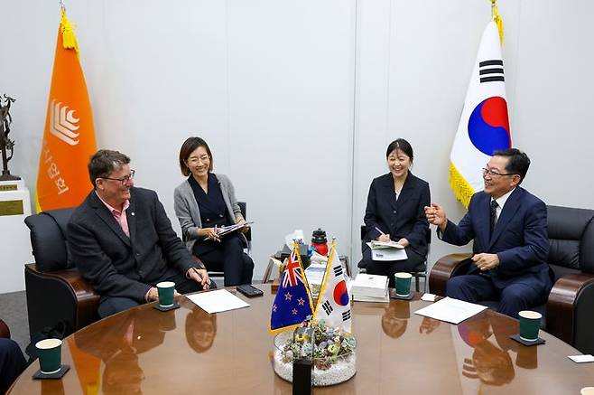 [서울=뉴시스] 백승주 전쟁기념사업회장과 리차드 테일러 뉴질랜드 웨타 워크숍 대표가 환담을 나누고 있다. (사진=전쟁기념사업회 제공) 2025.09.26. photo@newsis.com *재판매 및 DB 금지