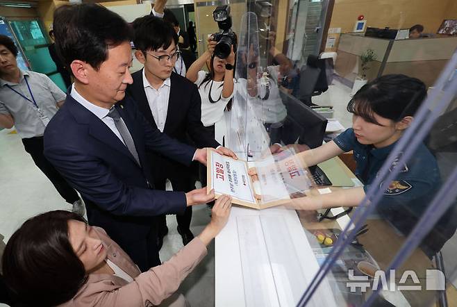 [서울=뉴시스] 권창회 기자 = 박충권(왼쪽부터) 국민의힘 원내부대표, 최은석 원내수석대변인, 최보윤 수석대변인이 26일 오후 서울 종로구 서울경찰청에서 더불어민주당 추미애 법사위원장을 직권남용으로 고발하고 있다. 2025.09.26. kch0523@newsis.com