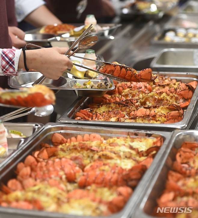 [수원=뉴시스] 김종택기자 = 경기도 수원의 한 고등학교에서 학생들이 점심시간에 랍스터를 배식하고 있다. 해당 사진은 기사 내용과 관련 없음. 2023.11.14. jtk@newsis.com