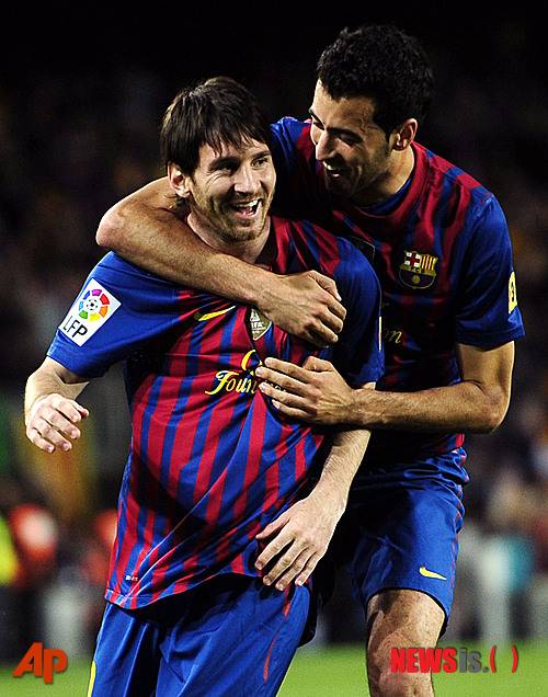 【바르셀로나=AP/뉴시스】FC바르셀로나의 리오넬 메시(25·왼쪽)가 6일(한국시간) 스페인 바르셀로나 캄프 누에서 열린 2011~2012 스페인 프리메라리가 37라운드 에스파뇰과의 홈경기에서 4골을 몰아 넣어 팀의 4-0 승리를 이끌었다. 메시가 골을 넣자 세르히오 부스케츠(24· 오른쪽)가 달려와 함께 기뻐하고 있는 모습.