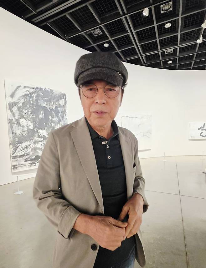 [사진=박현주 미술전문기자] 26일 노중기 대구미술관장이 이강소 회고전을 설명하고 있다. *재판매 및 DB 금지