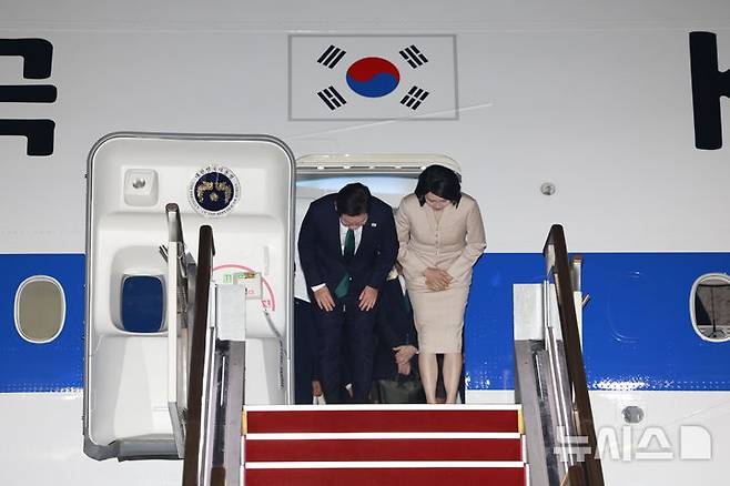 [성남=뉴시스] 최동준 기자 = 유엔 총회와 순방 일정을 마친 이재명 대통령이 26일 경기 성남 서울공항에 도착해 김혜경 여사와 인사하고 있다. 2025.09.26. photocdj@newsis.com