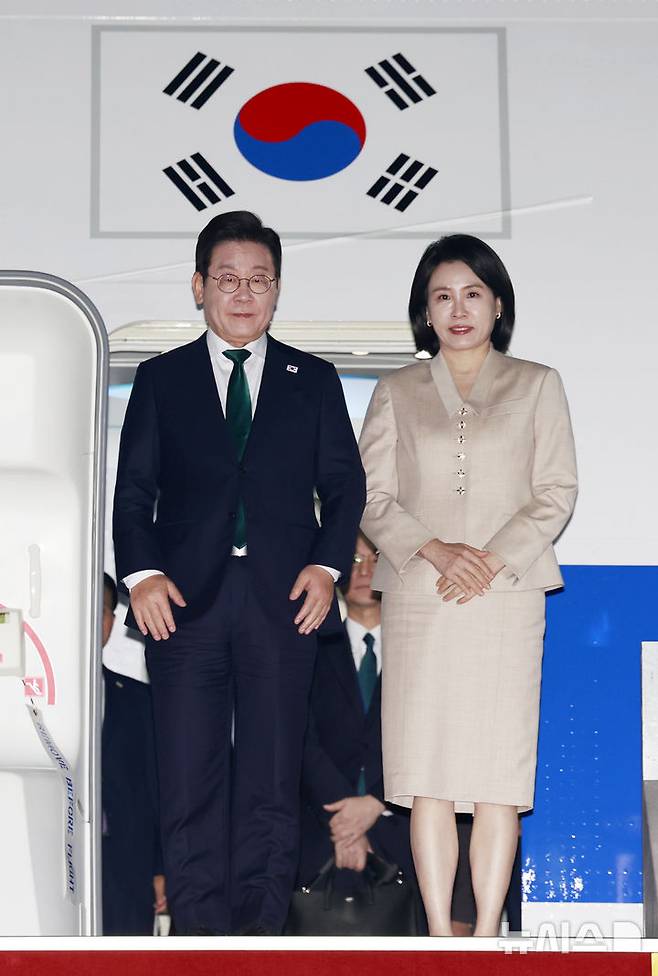 [성남=뉴시스] 최동준 기자 = 유엔 총회와 순방 일정을 마친 이재명 대통령이 26일 경기 성남 서울공항에 도착해 김혜경 여사와 공군 1호기에서 내리고 있다. 2025.09.26. photocdj@newsis.com