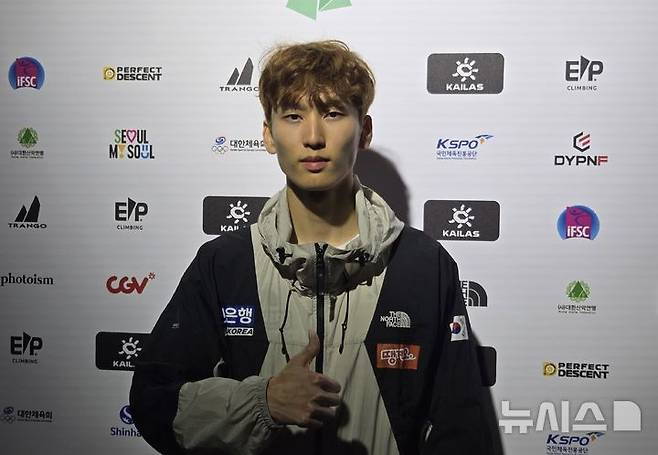 [서울=뉴시스] 하근수 기자= 2025 국제스포츠클라이밍연맹(IFSC)서울 스포츠클라이밍 세계선수권대회 남자부 리드에서 금메달을 수확한 이도현. 2025.09.26. hatriker22@newsis.com