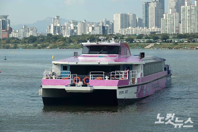 25일 운항 중인 한강버스가 서울 잠실선착장에 접안하고 있다. 박종민 기자