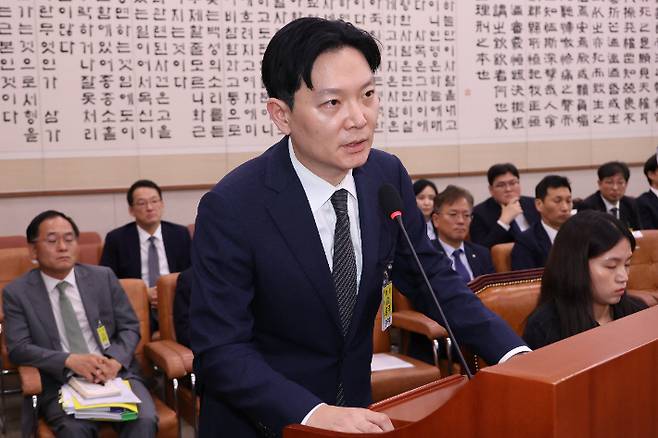 '연어 술파티' 의혹 부인하는 박상용 검사     (서울=연합뉴스) 김주성 기자 = 22일 국회 법제사법위원회에서 열린 '건진법사 관봉권 띠지' 분실 관련 검찰개혁 입법청문회에서 박상용 수원지검 부부장검사가 대북송금 수사 '연어 술파티' 의혹에 대해 부인하고 있다. 2025.9.22     utzza@yna.co.kr (끝)   <저작권자(c) 연합뉴스, 무단 전재-재배포, AI 학습 및 활용 금지> 연합뉴스