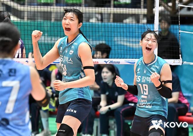 GS칼텍스 오세연(왼쪽)과 유서연이 25일 전남 여수 진남체육관에서 열린 흥국생명과의 2025 여수·NH농협컵 프로배구대회(컵대회) 여자부 조별 리그 A조 3차전에서 상대 공격을 가로막은 뒤 기뻐하고 있다. 한국배구연맹