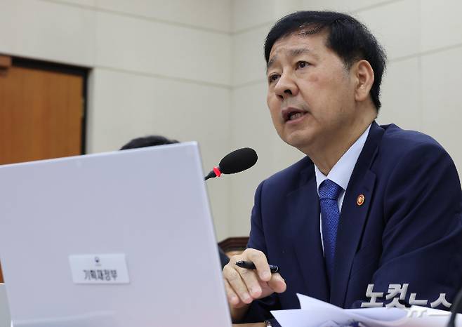 구윤철 경제부총리 겸 기획재정부 장관이 6일 오전 국회 기획재정위원회 전체회의에 출석해 질의에 답하고 있다. 황진환 기자