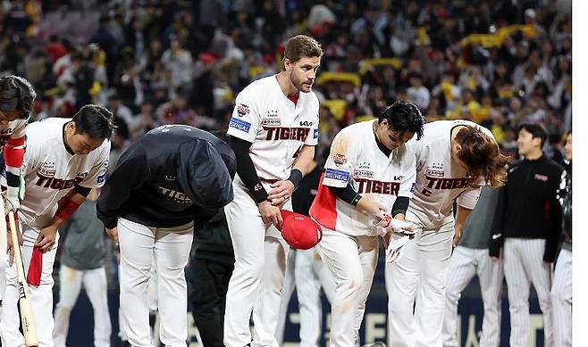 KIA는 지난 시즌 7년 만에 통합 우승을 차지했지만 올해는 주전들의 줄부상 속에 가을 야구가 무산됐다. 사진은 선수들이 경기 후 팬들에게 인사하는 모습. 연합뉴스