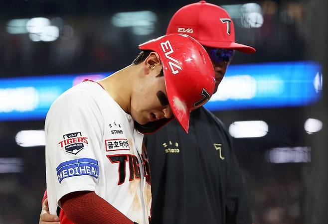 KIA 김도영이 지난 5월 키움과 홈 경기에서 도루에 성공했지만 부상으로 교체되는모습. 연합뉴스