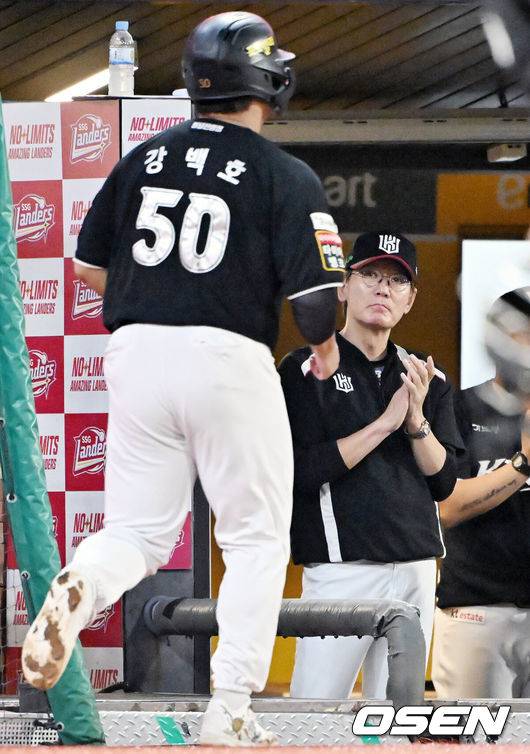 [OSEN=인천, 민경훈 기자] 25일 오후 인천 SSG랜더스필드에서 ‘2025 신한 SOL BANK KBO리그’ SSG 랜더스와 KT 위즈의 경기가 진행됐다.이날 경기에서 SSG은 문승원을, KT는 패트릭을 선발투수로 내세웠다.3회초 1사 주자 3루 KT 황재균의 우익수 오른쪽 1타점 적시 2루타때 홈을 밟은 강백호가 덕아웃으로 들어가며 이강철 감독의 박수를 받고 있다. 2025.09.25 / rumi@osen.co.kr