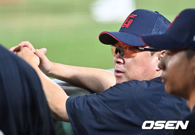 [OSEN=부산, 이석우 기자] 9일 부산 사직야구장에서 2025 신한 SOL 뱅크 KBO 리그 롯데 자이언츠와 한화 이글스의 경기가 열렸다. 홈팀 롯데는 박세웅이, 방문팀 한화는 와이스가 선발 출전했다.롯데 자이언츠 김태형 감독이 경기를 지켜보고 있다. 2025.09.09 / foto0307@osen.co.kr